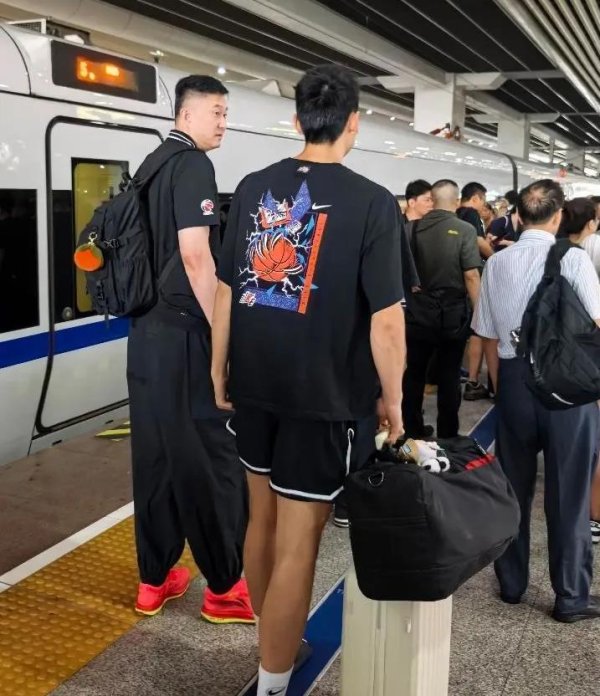 森利网 来了！广东新援已经跟队 在车站和杜锋热聊
