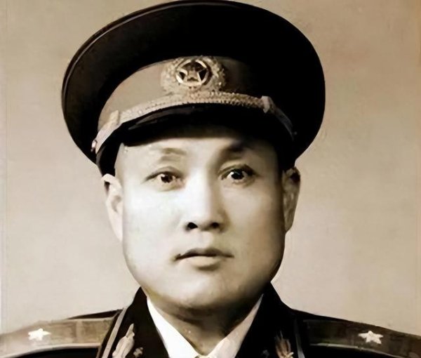 牛盈宝 救徐海东一命的警卫员，建国后授少将衔，他一生节俭捐出一所学校